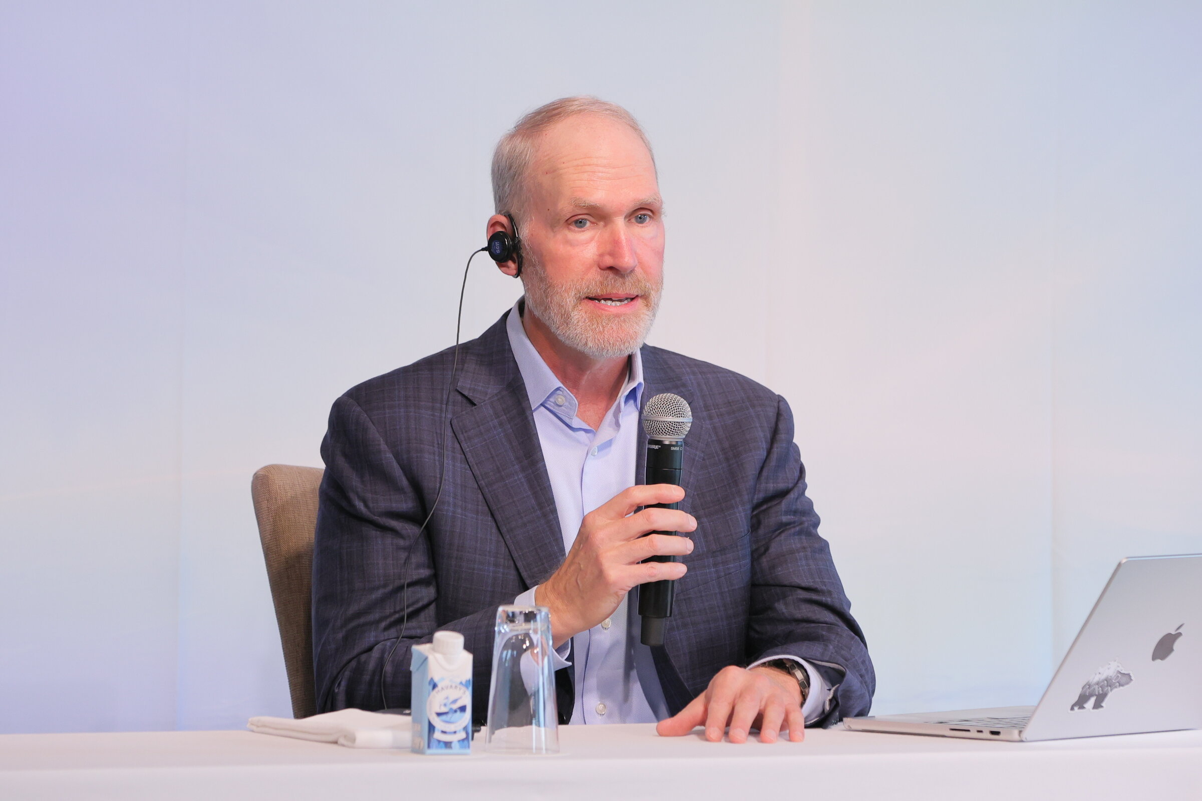 ロバート・B・ジャクソン教授